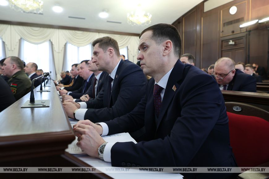 Лукашенко требует