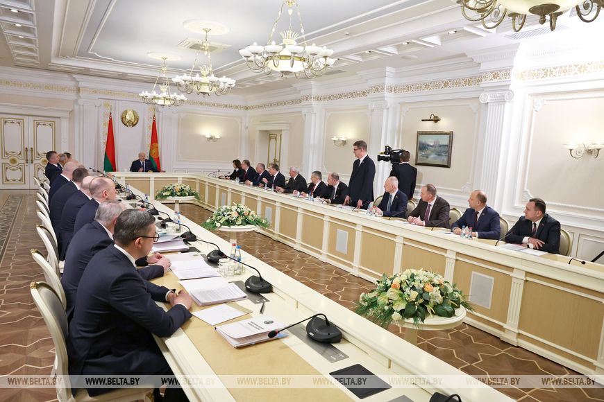 Лукашенко сравнил экономию