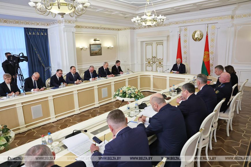 Лукашенко о падеже: моральное уродство, если мы не можем защитить в эту погоду братьев наших меньших