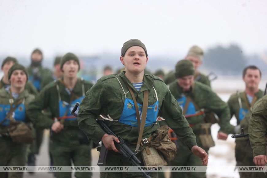 Брестские десантники пробежали марш-бросок на 5 км во время проверки боеготовности ВС