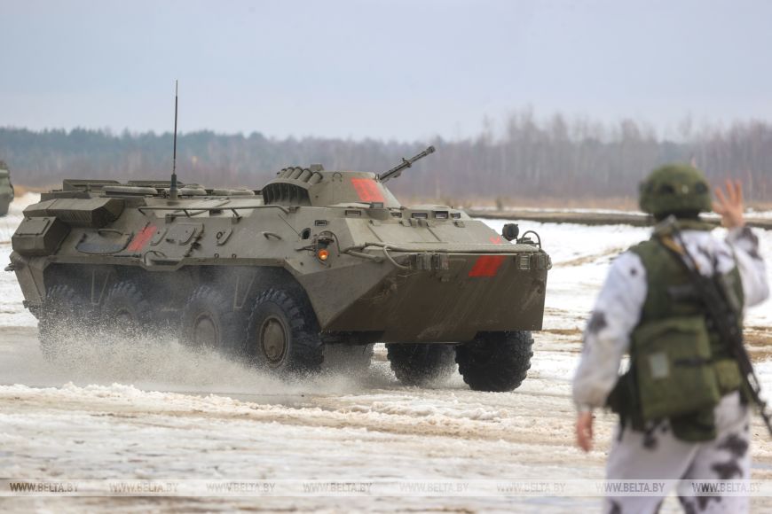 Десантники во время проверки ВС на Брестском полигоне выполняют стрельбы из различных видов оружия