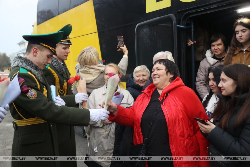 Домой - с цветами. В Бресте въезжающих в Беларусь женщин поздравили пограничники