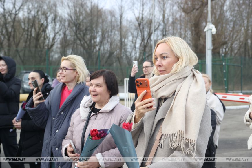 Домой - с цветами. В Бресте въезжающих в Беларусь женщин поздравили пограничники