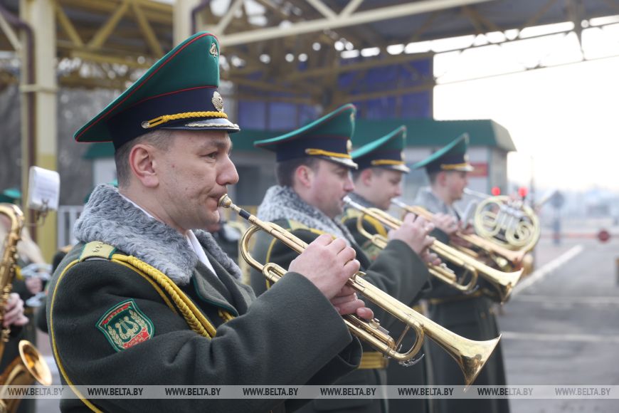 Домой - с цветами. В Бресте въезжающих в Беларусь женщин поздравили пограничники