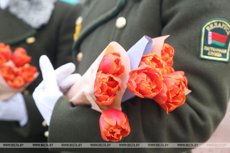 Домой - с цветами. В Бресте въезжающих в Беларусь женщин поздравили пограничники