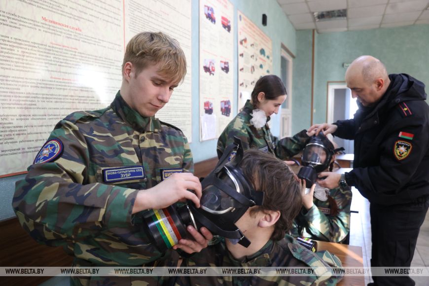 Помочь себе и другим. Чему спасатели учат ребят из военно-патриотического клуба Зубр