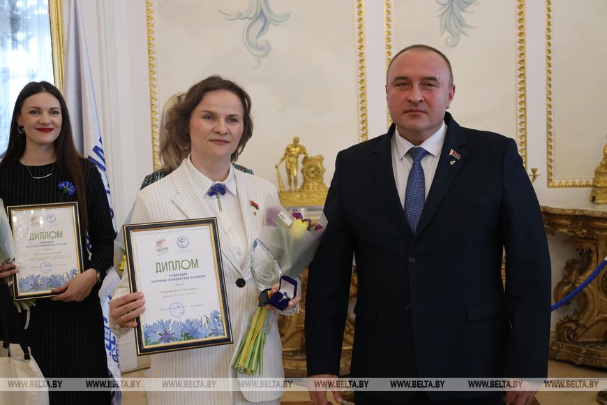 В Коссовском дворце наградили победительниц конкурса «Женщина года» Брестской области