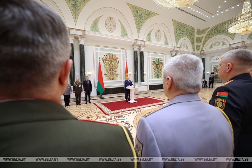 Лукашенко: все люди в погонах в ближайшее время сдадут экзамен на профпригодность