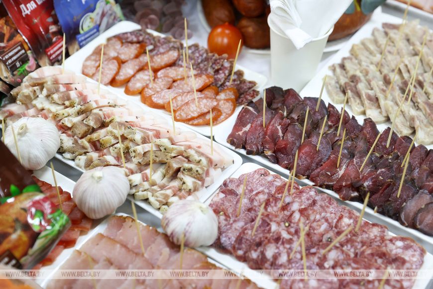 Русый в Ивацевичском районе ознакомился с работой автолавок и сельских магазинов