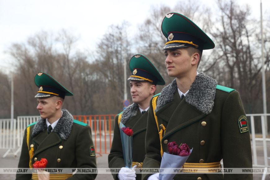 Домой - с цветами. В Бресте въезжающих в Беларусь женщин поздравили пограничники