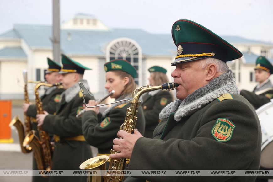 Домой - с цветами. В Бресте въезжающих в Беларусь женщин поздравили пограничники