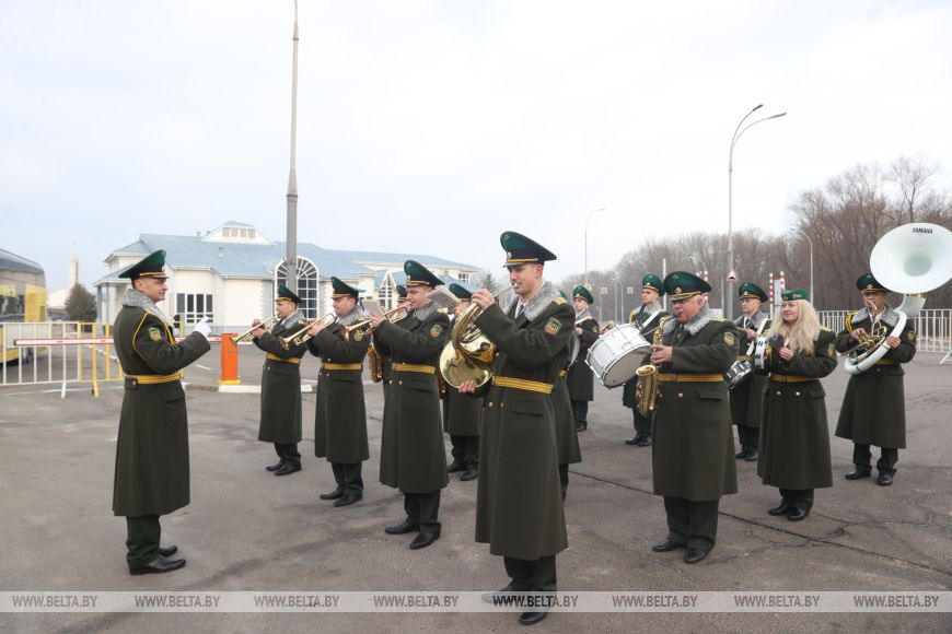 Домой - с цветами. В Бресте въезжающих в Беларусь женщин поздравили пограничники