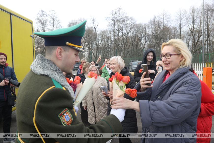 Домой - с цветами. В Бресте въезжающих в Беларусь женщин поздравили пограничники