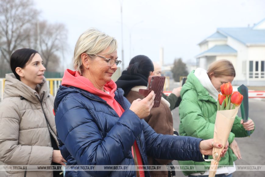 Домой - с цветами. В Бресте въезжающих в Беларусь женщин поздравили пограничники