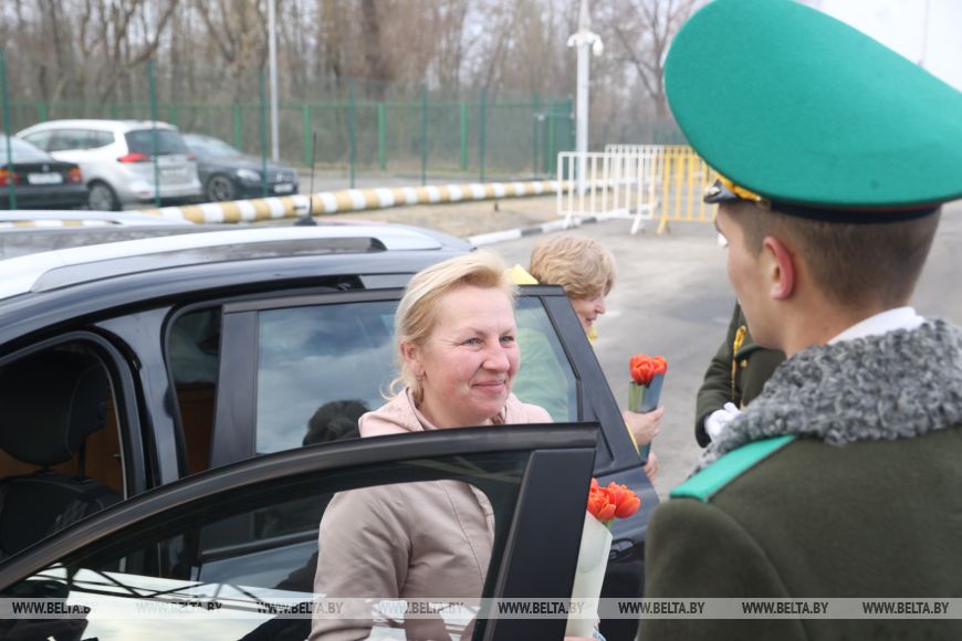 Домой - с цветами. В Бресте въезжающих в Беларусь женщин поздравили пограничники
