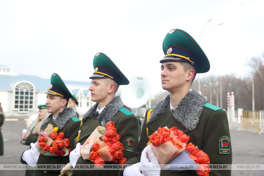 Домой - с цветами. В Бресте въезжающих в Беларусь женщин поздравили пограничники
