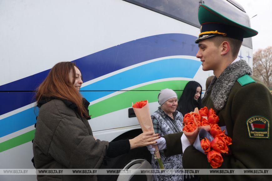 Домой - с цветами. В Бресте въезжающих в Беларусь женщин поздравили пограничники