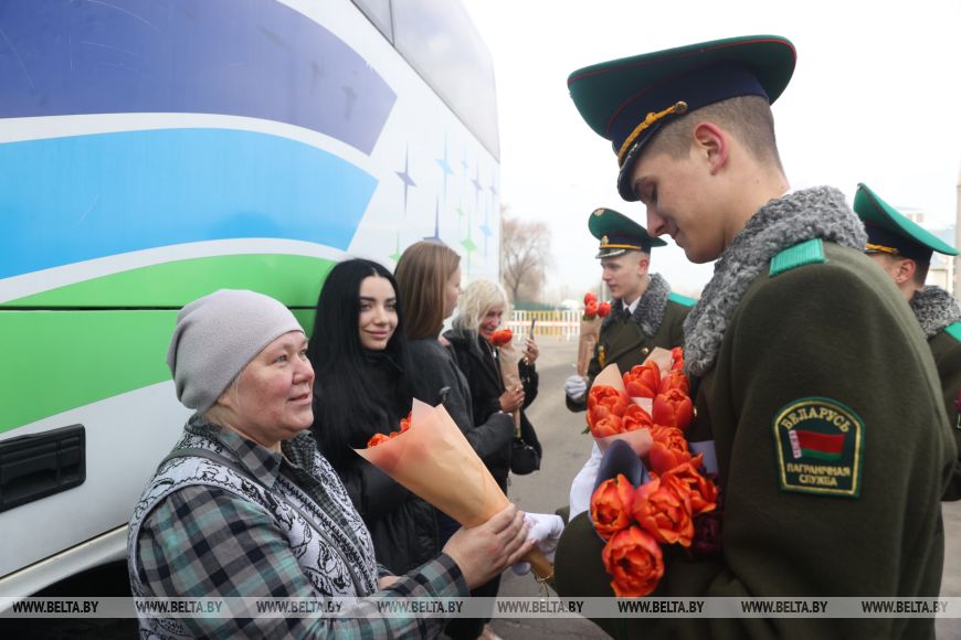 Домой - с цветами. В Бресте въезжающих в Беларусь женщин поздравили пограничники