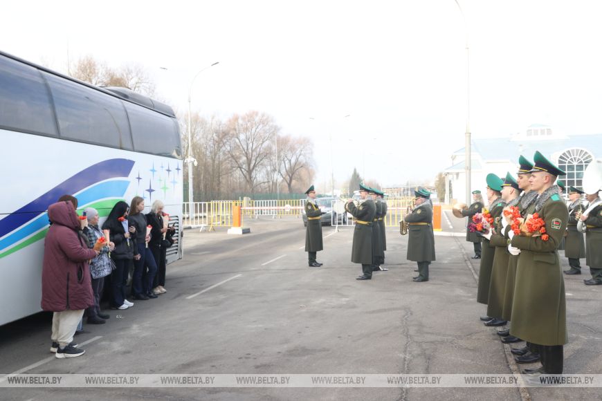 Домой - с цветами. В Бресте въезжающих в Беларусь женщин поздравили пограничники