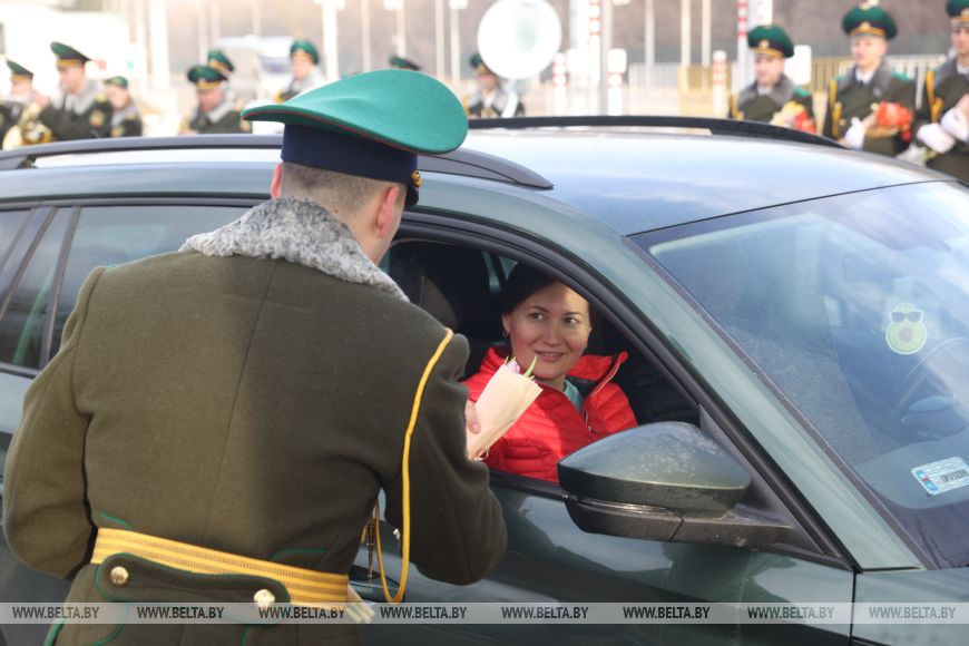 Домой - с цветами. В Бресте въезжающих в Беларусь женщин поздравили пограничники