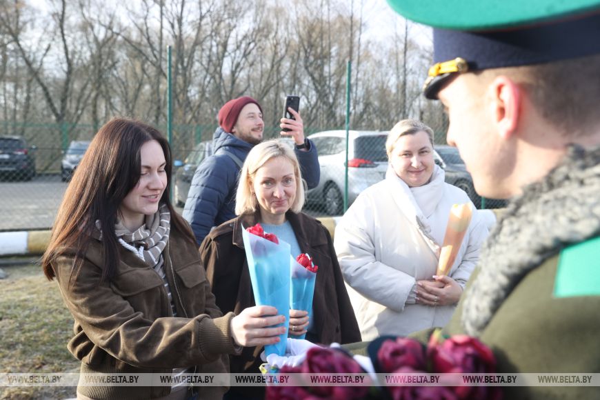 Домой - с цветами. В Бресте въезжающих в Беларусь женщин поздравили пограничники