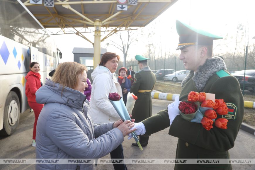 Домой - с цветами. В Бресте въезжающих в Беларусь женщин поздравили пограничники