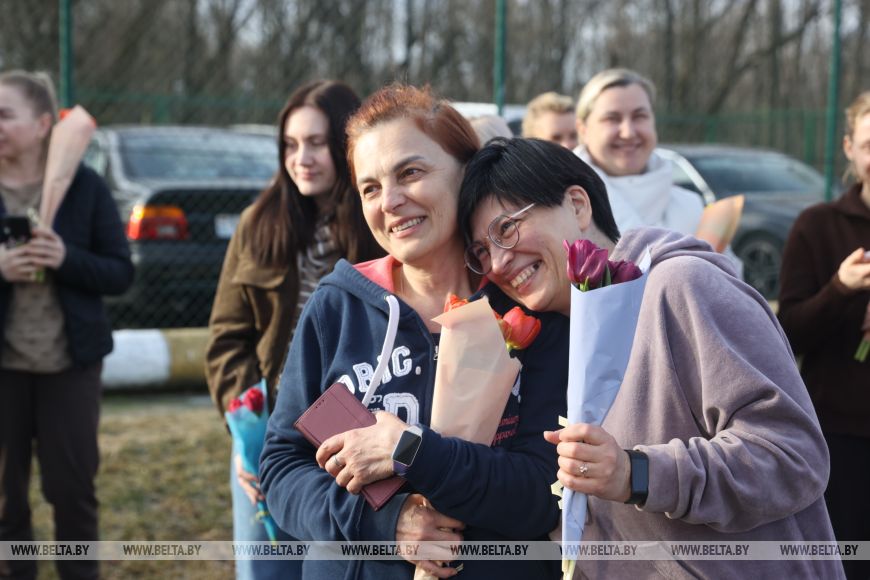 Домой - с цветами. В Бресте въезжающих в Беларусь женщин поздравили пограничники