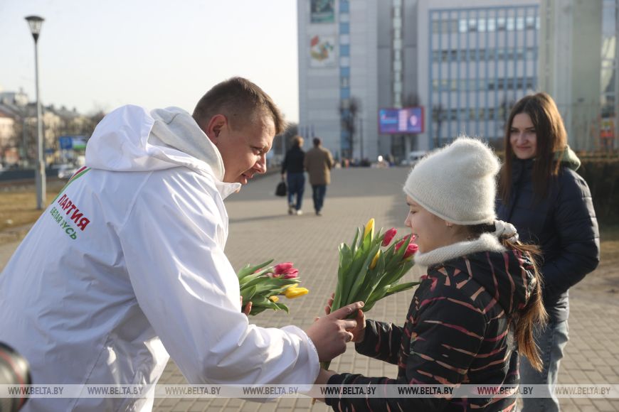 Просто вышли в магазин, а почувствовали себя особенными. Туристки под впечатлением от поздравлений 8 Марта в Бресте
