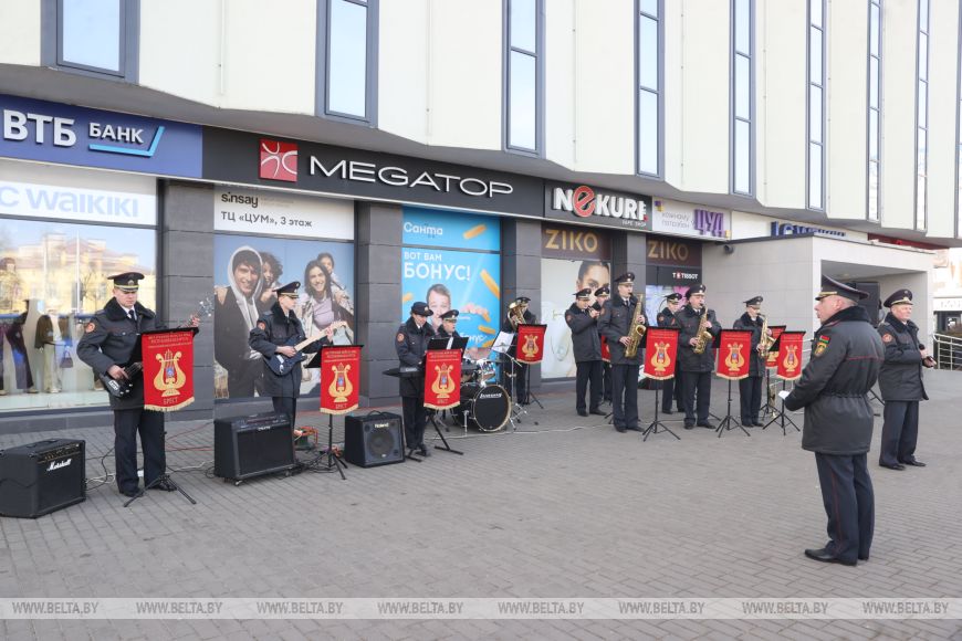 Просто вышли в магазин, а почувствовали себя особенными. Туристки под впечатлением от поздравлений 8 Марта в Бресте