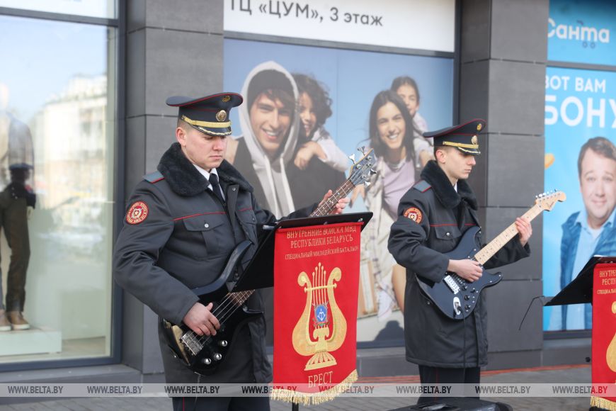 Просто вышли в магазин, а почувствовали себя особенными. Туристки под впечатлением от поздравлений 8 Марта в Бресте