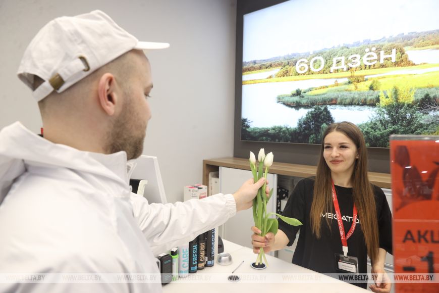 Просто вышли в магазин, а почувствовали себя особенными. Туристки под впечатлением от поздравлений 8 Марта в Бресте