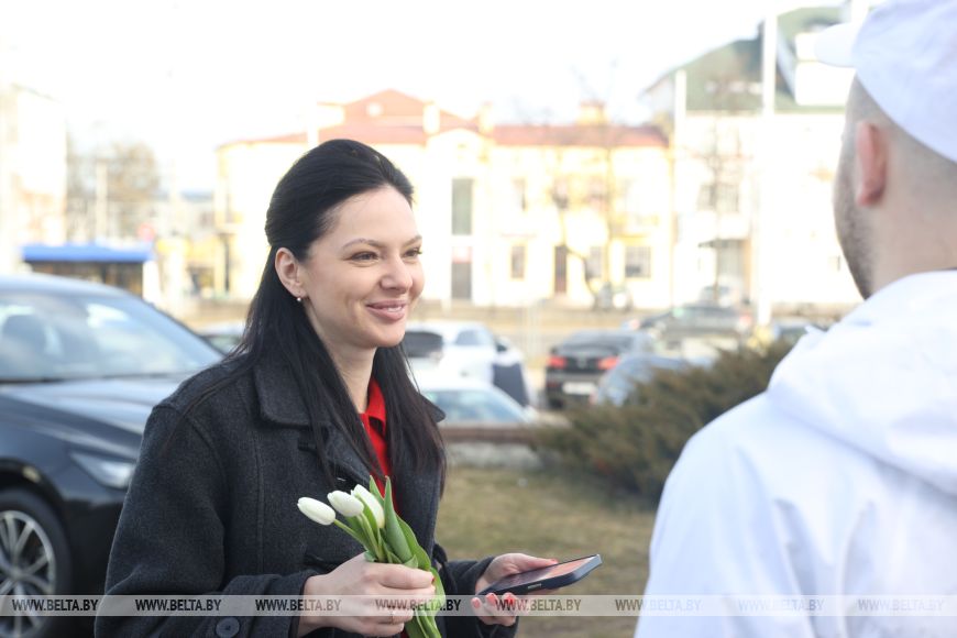 Просто вышли в магазин, а почувствовали себя особенными. Туристки под впечатлением от поздравлений 8 Марта в Бресте