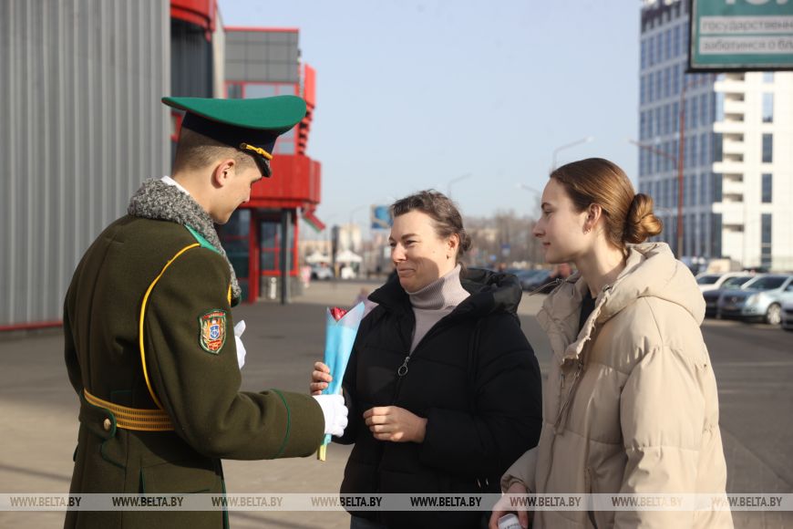 Просто вышли в магазин, а почувствовали себя особенными. Туристки под впечатлением от поздравлений 8 Марта в Бресте