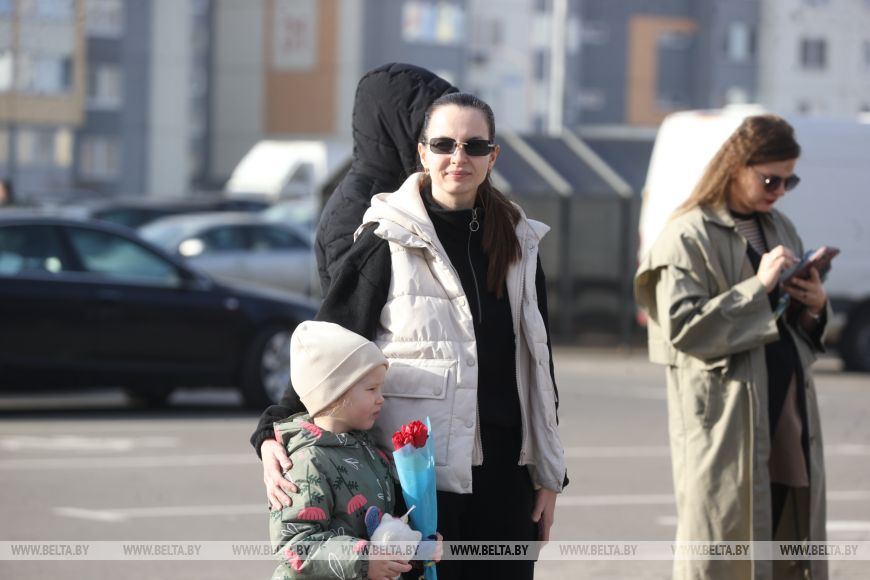 Просто вышли в магазин, а почувствовали себя особенными. Туристки под впечатлением от поздравлений 8 Марта в Бресте