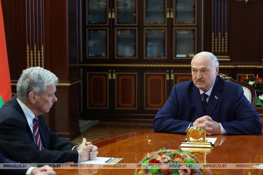 Лукашенко проводит переговоры со спецпосланником США Коулом