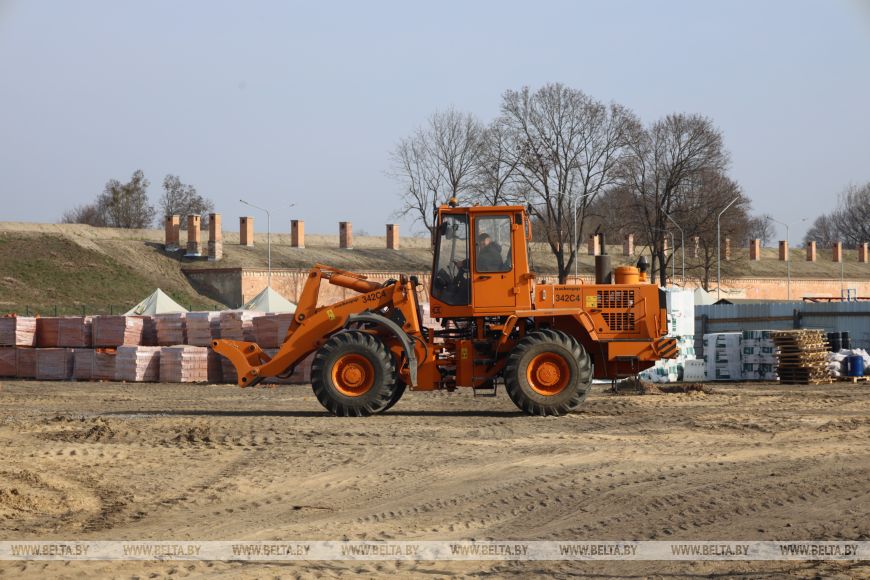 Участники конкурса каменщиков помогают в строительстве спальных корпусов в патриотическом центре в Бресте