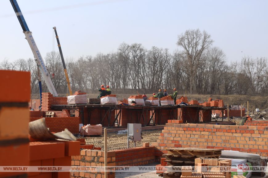 Участники конкурса каменщиков помогают в строительстве спальных корпусов в патриотическом центре в Бресте