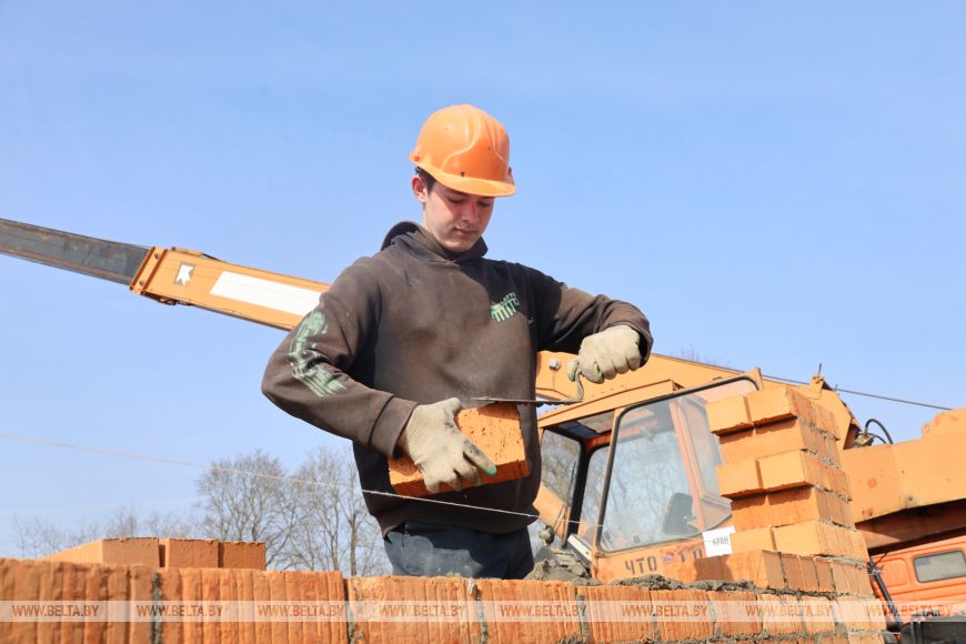 Участники конкурса каменщиков помогают в строительстве спальных корпусов в патриотическом центре в Бресте
