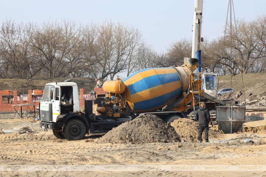 Участники конкурса каменщиков помогают в строительстве спальных корпусов в патриотическом центре в Бресте