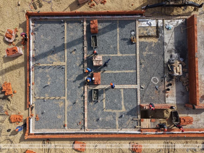 Участники конкурса каменщиков помогают в строительстве спальных корпусов в патриотическом центре в Бресте