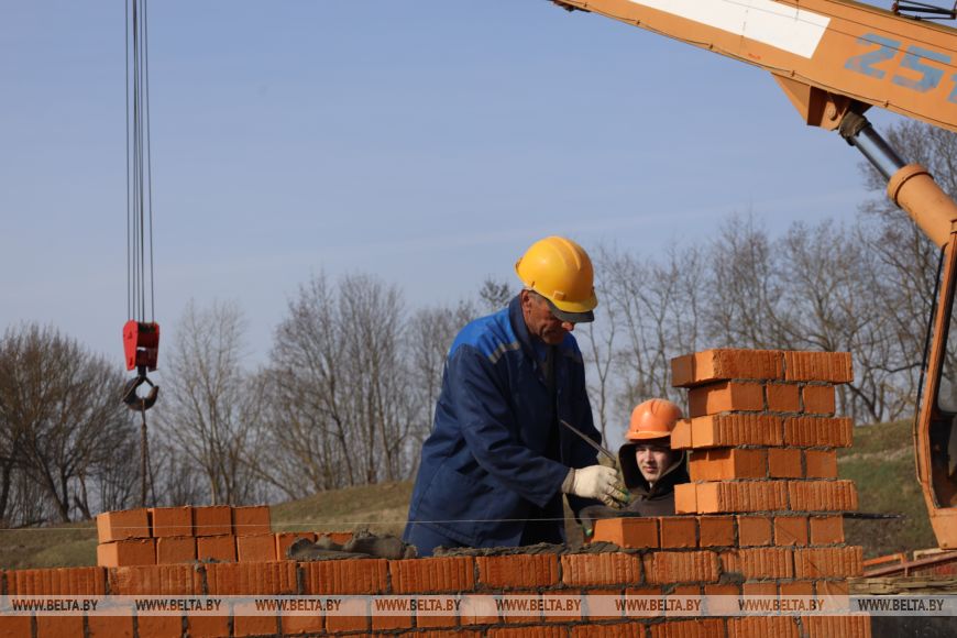 Участники конкурса каменщиков помогают в строительстве спальных корпусов в патриотическом центре в Бресте