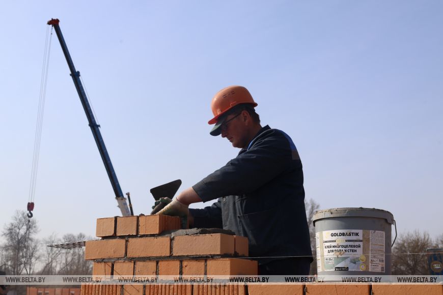 Участники конкурса каменщиков помогают в строительстве спальных корпусов в патриотическом центре в Бресте