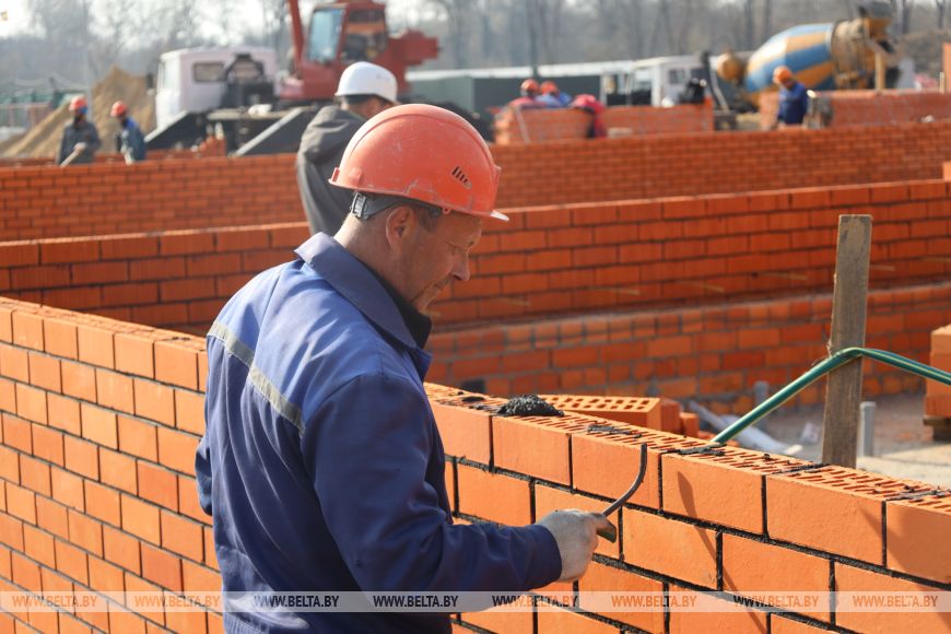 Участники конкурса каменщиков помогают в строительстве спальных корпусов в патриотическом центре в Бресте