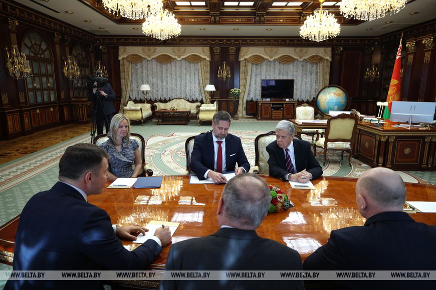 Лукашенко проводит переговоры со спецпосланником США Коулом