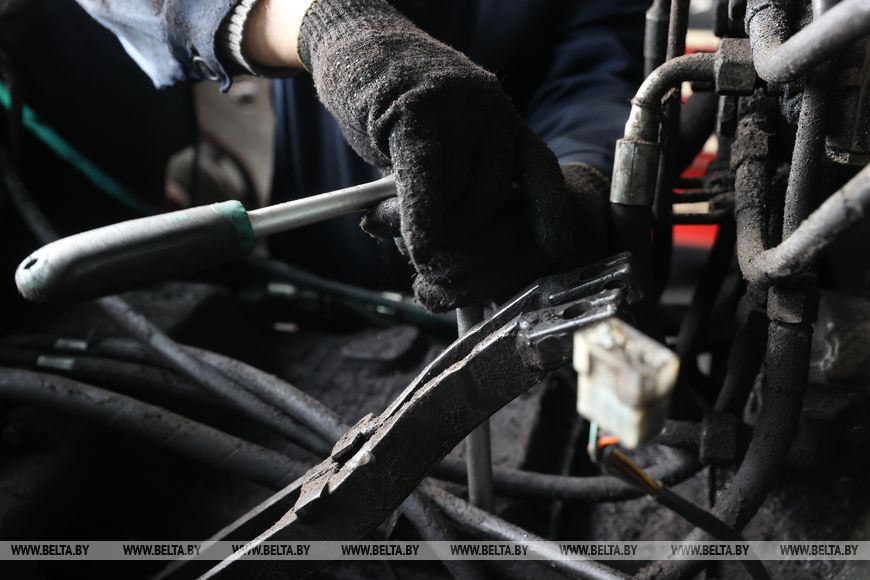 Личный кабинет в кабине трактора и ролики в TikTok. Аграрии Брестской области рассказали о буднях посевной