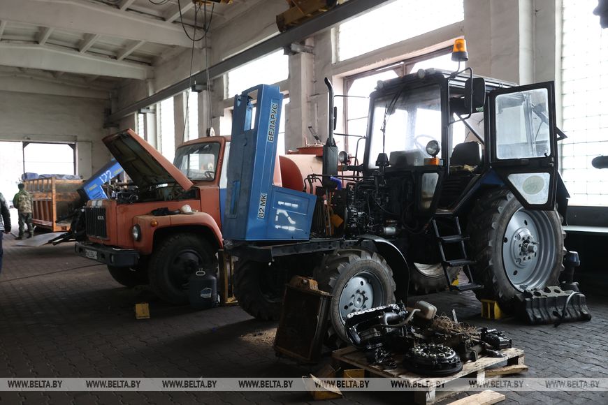 Личный кабинет в кабине трактора и ролики в TikTok. Аграрии Брестской области рассказали о буднях посевной