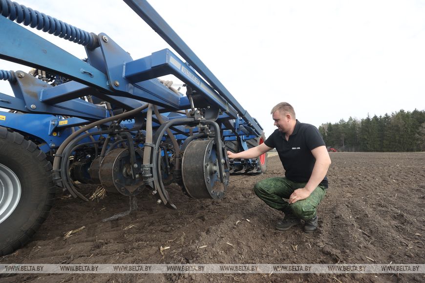 Личный кабинет в кабине трактора и ролики в TikTok. Аграрии Брестской области рассказали о буднях посевной