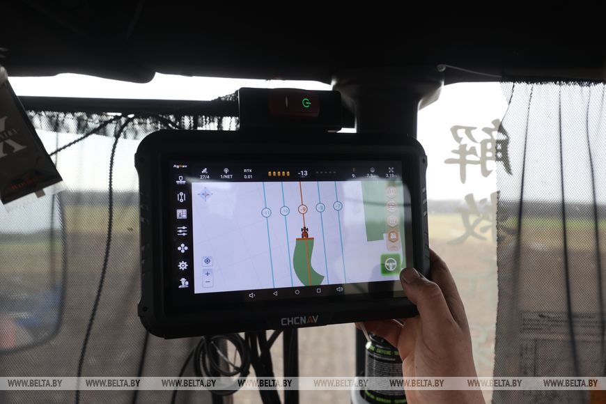 Личный кабинет в кабине трактора и ролики в TikTok. Аграрии Брестской области рассказали о буднях посевной