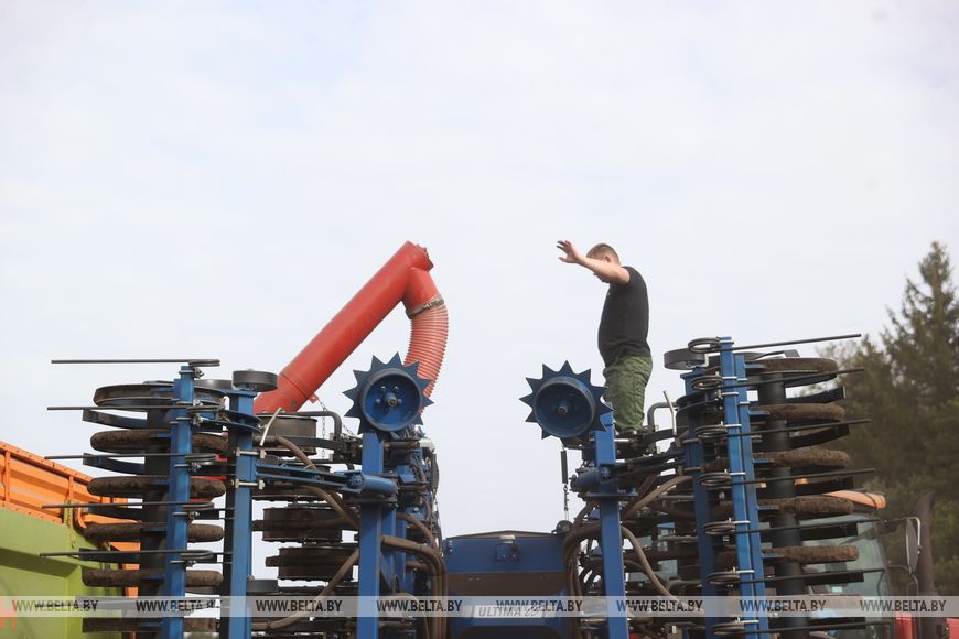 Личный кабинет в кабине трактора и ролики в TikTok. Аграрии Брестской области рассказали о буднях посевной