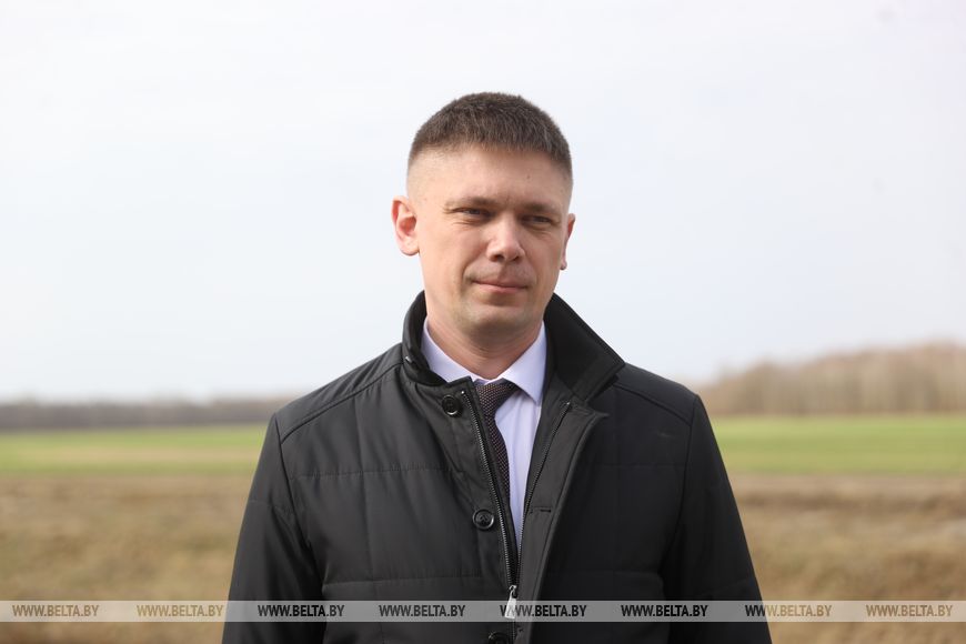 Личный кабинет в кабине трактора и ролики в TikTok. Аграрии Брестской области рассказали о буднях посевной